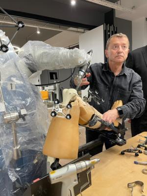 Mako Robotik Unikompartmantal diz protezi